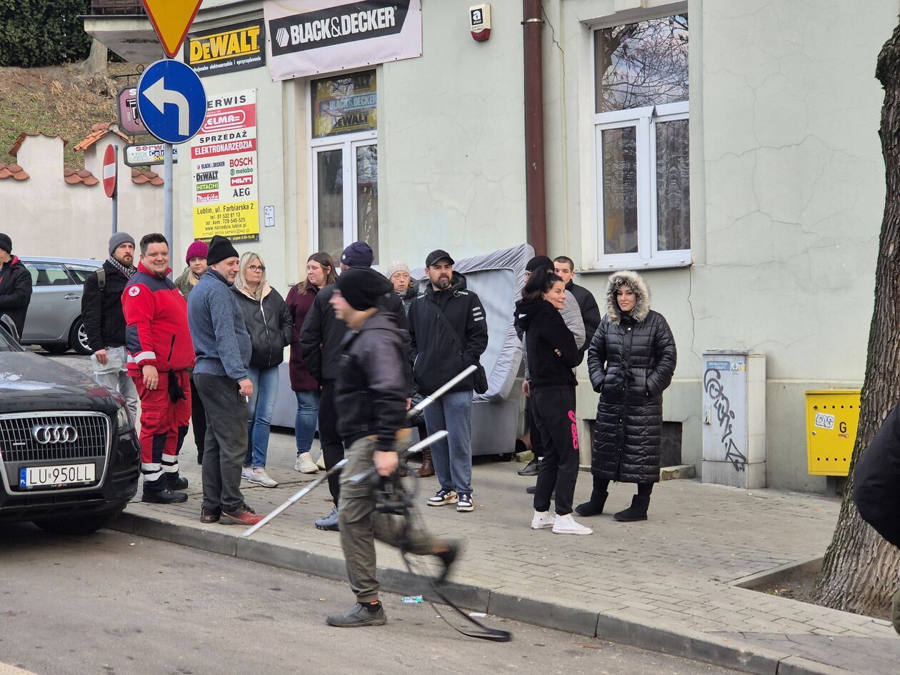  Wyprowadzka lokatorów z kamienicy przy ul. Farbiarskiej 2 (zdjęcie 4) - Autor: DW