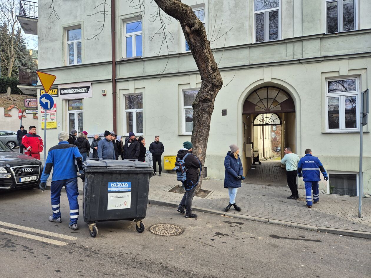  Wyprowadzka lokatorów z kamienicy przy ul. Farbiarskiej 2 (zdjęcie 11) - Autor: DW