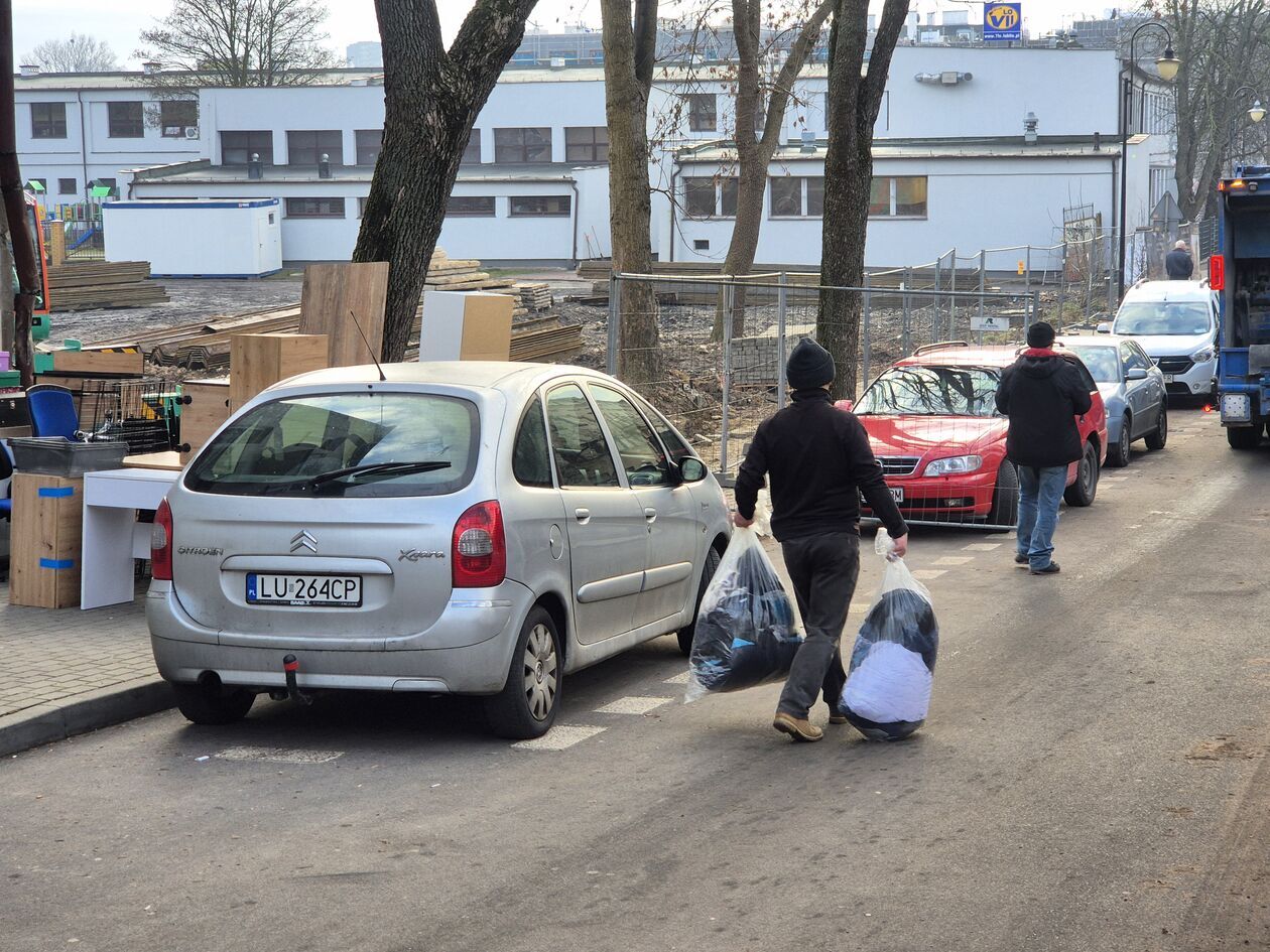  Wyprowadzka lokatorów z kamienicy przy ul. Farbiarskiej 2 (zdjęcie 9) - Autor: DW