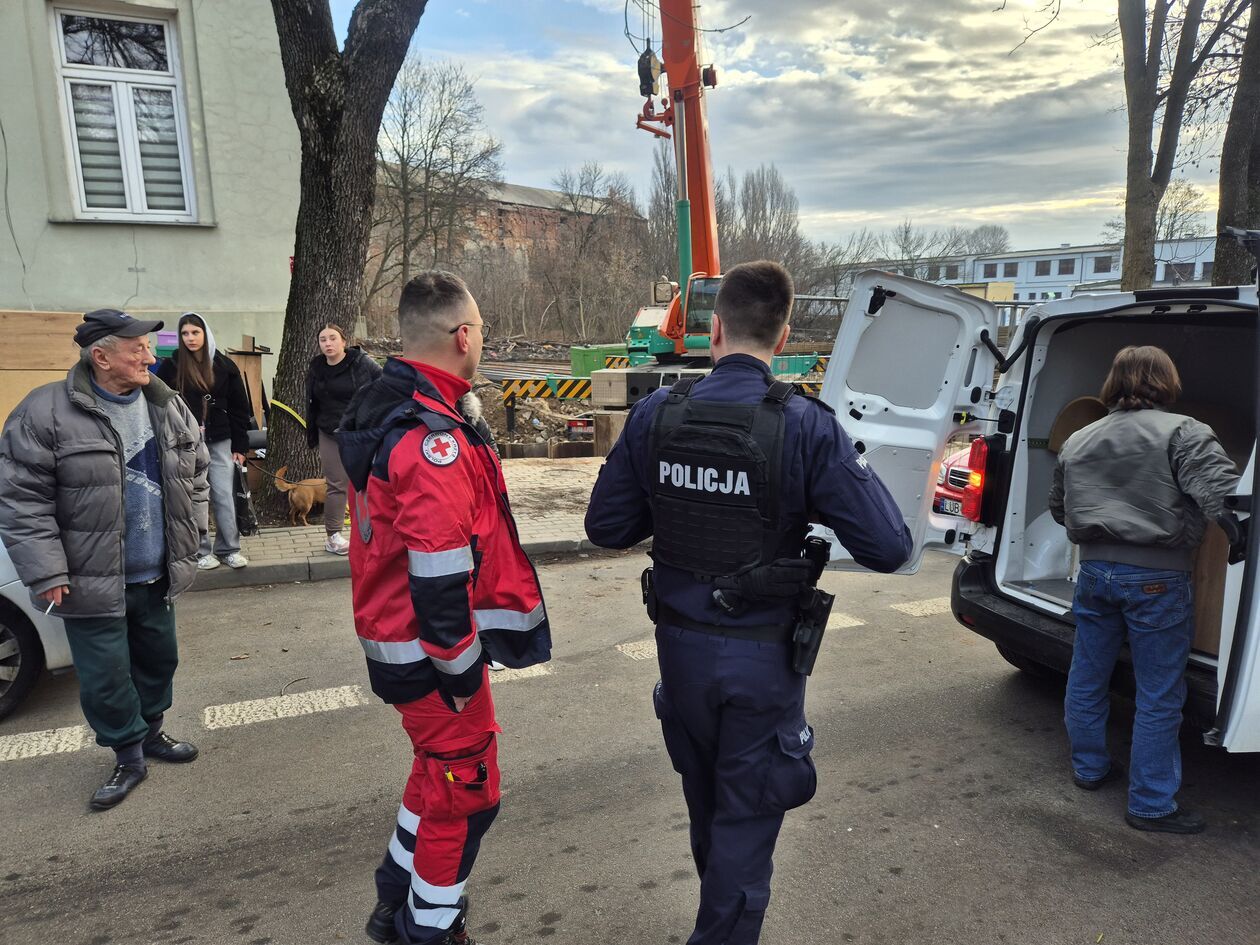  Wyprowadzka lokatorów z kamienicy przy ul. Farbiarskiej 2 (zdjęcie 15) - Autor: DW