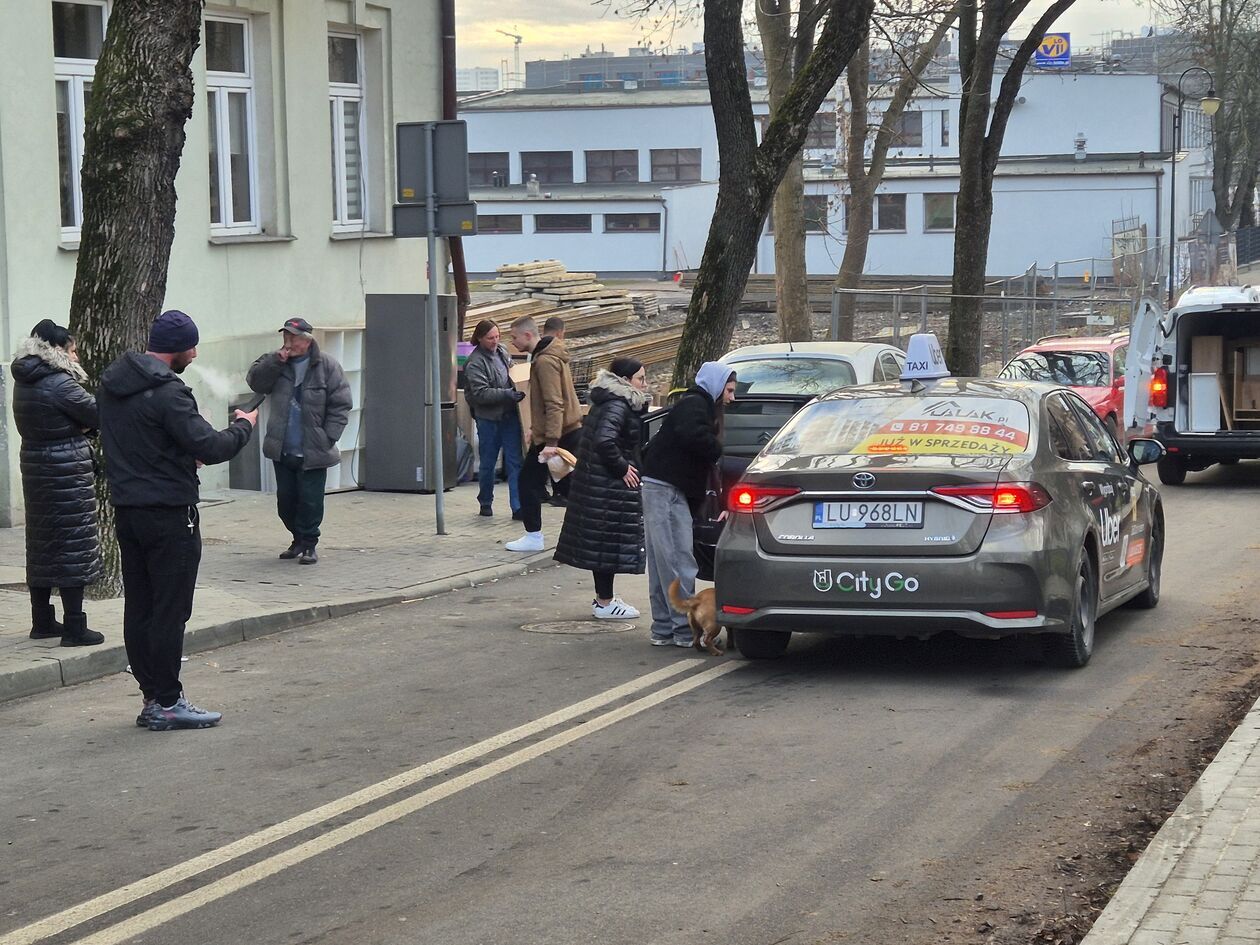  Wyprowadzka lokatorów z kamienicy przy ul. Farbiarskiej 2 (zdjęcie 20) - Autor: DW