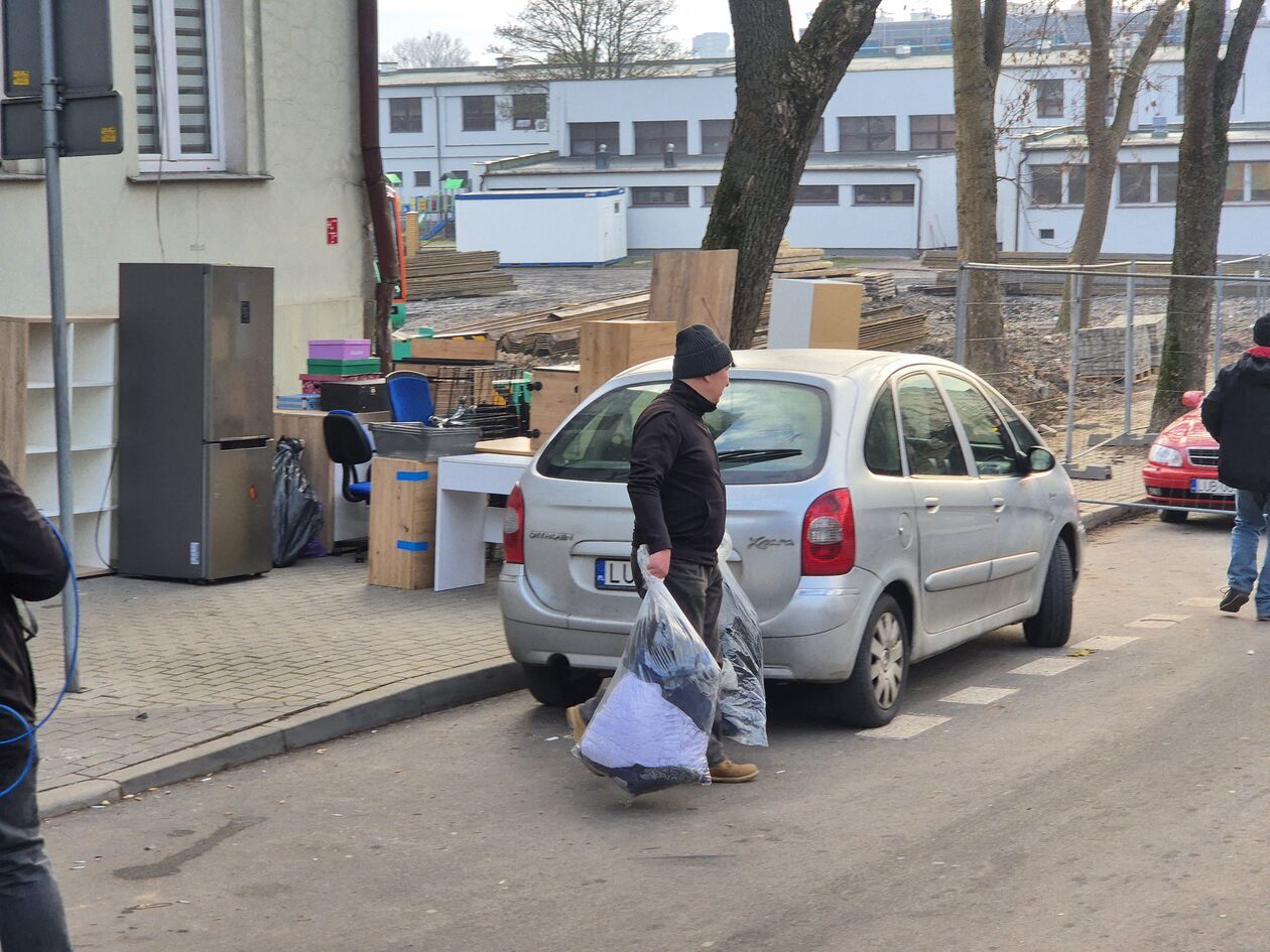  Wyprowadzka lokatorów z kamienicy przy ul. Farbiarskiej 2 (zdjęcie 8) - Autor: DW