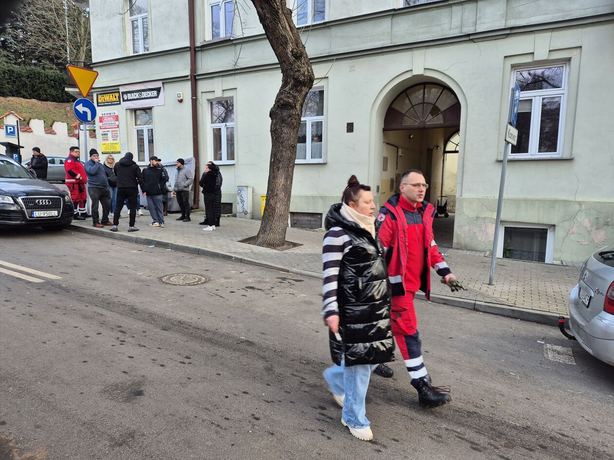  Wyprowadzka lokatorów z kamienicy przy ul. Farbiarskiej 2 (zdjęcie 2) - Autor: DW