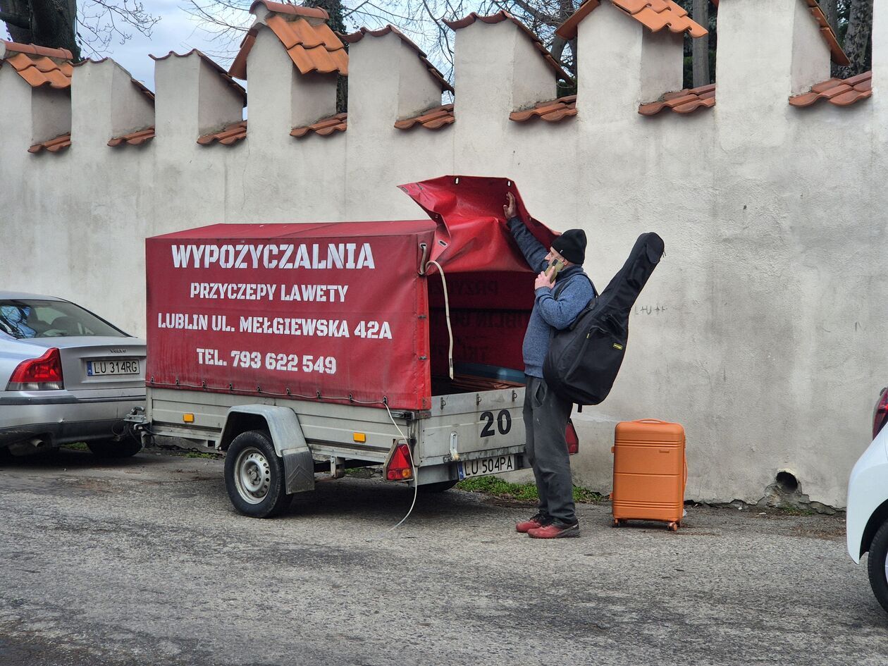  Wyprowadzka lokatorów z kamienicy przy ul. Farbiarskiej 2 (zdjęcie 18) - Autor: DW