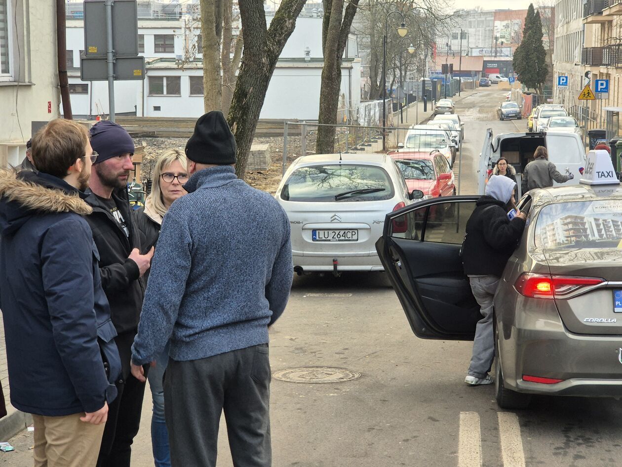  Wyprowadzka lokatorów z kamienicy przy ul. Farbiarskiej 2 (zdjęcie 21) - Autor: DW