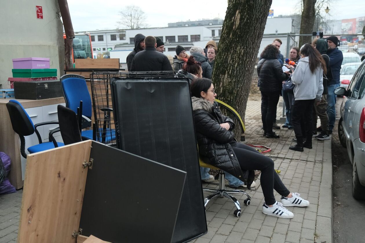  Dramat lokatorów opuszczających mieszkania w kamienicy przy ul. Farbiarskiej 2 (zdjęcie 10) - Autor: DW