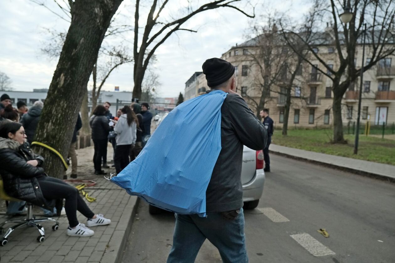  Dramat lokatorów opuszczających mieszkania w kamienicy przy ul. Farbiarskiej 2 (zdjęcie 11) - Autor: DW