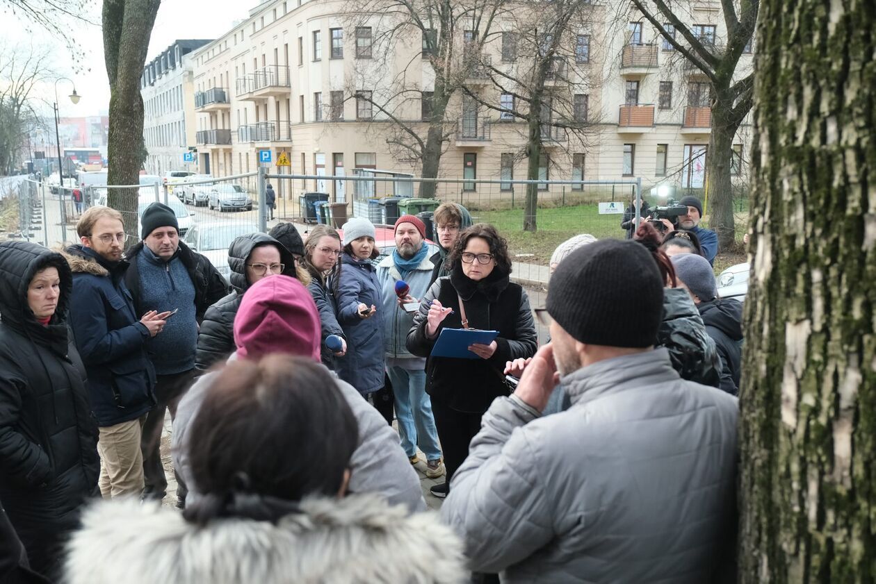  Dramat lokatorów opuszczających mieszkania w kamienicy przy ul. Farbiarskiej 2 (zdjęcie 3) - Autor: DW