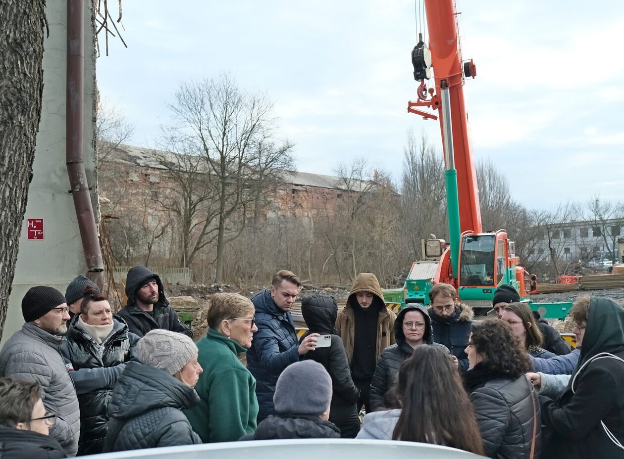  Dramat lokatorów opuszczających mieszkania w kamienicy przy ul. Farbiarskiej 2 (zdjęcie 2) - Autor: DW