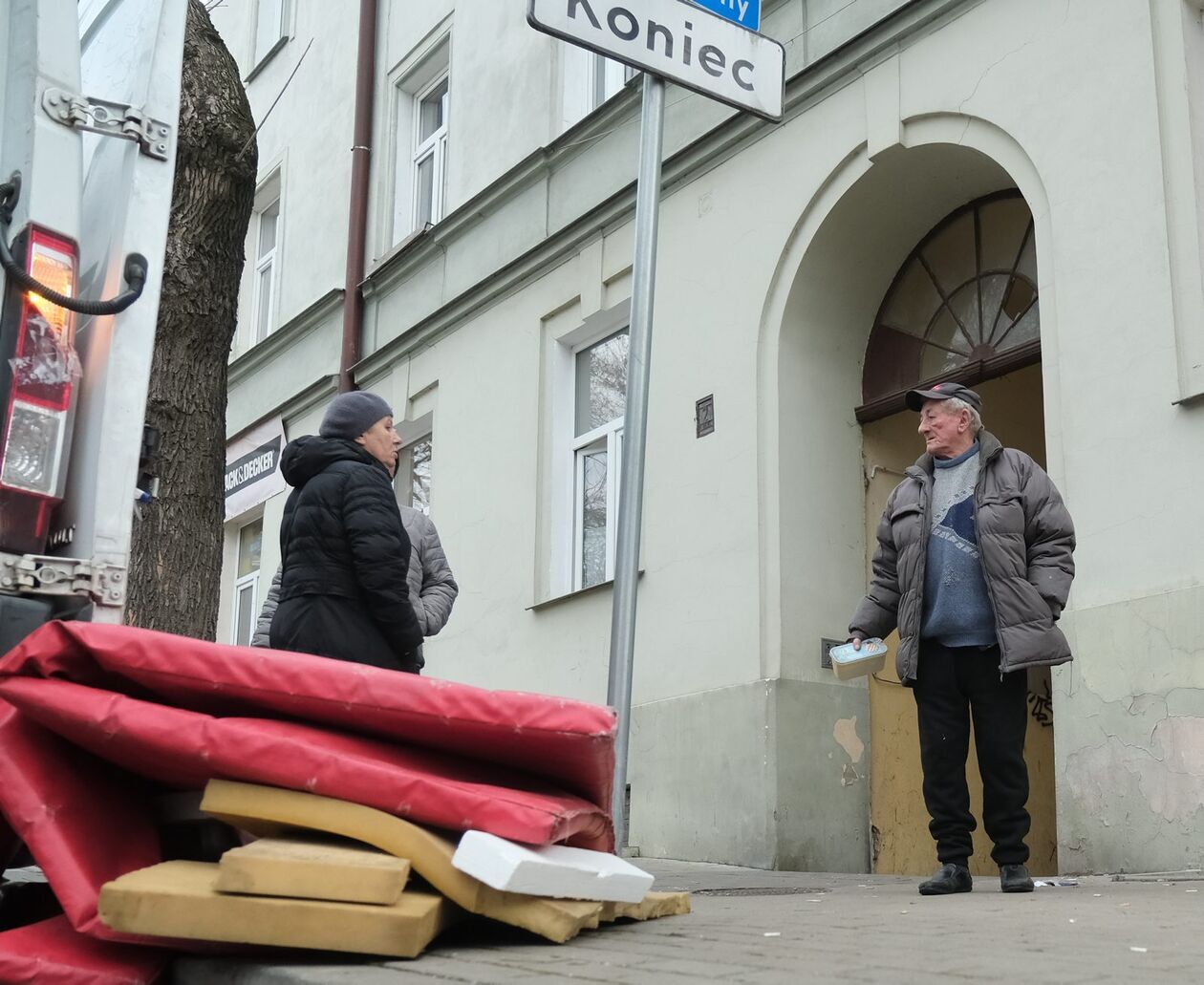  Dramat lokatorów opuszczających mieszkania w kamienicy przy ul. Farbiarskiej 2 (zdjęcie 16) - Autor: DW