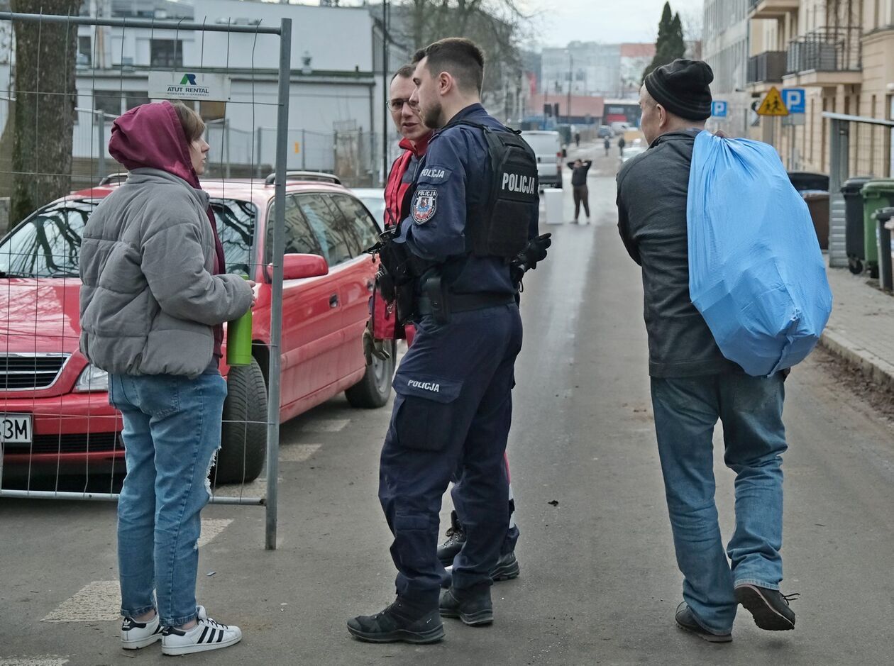  Dramat lokatorów opuszczających mieszkania w kamienicy przy ul. Farbiarskiej 2 (zdjęcie 12) - Autor: DW