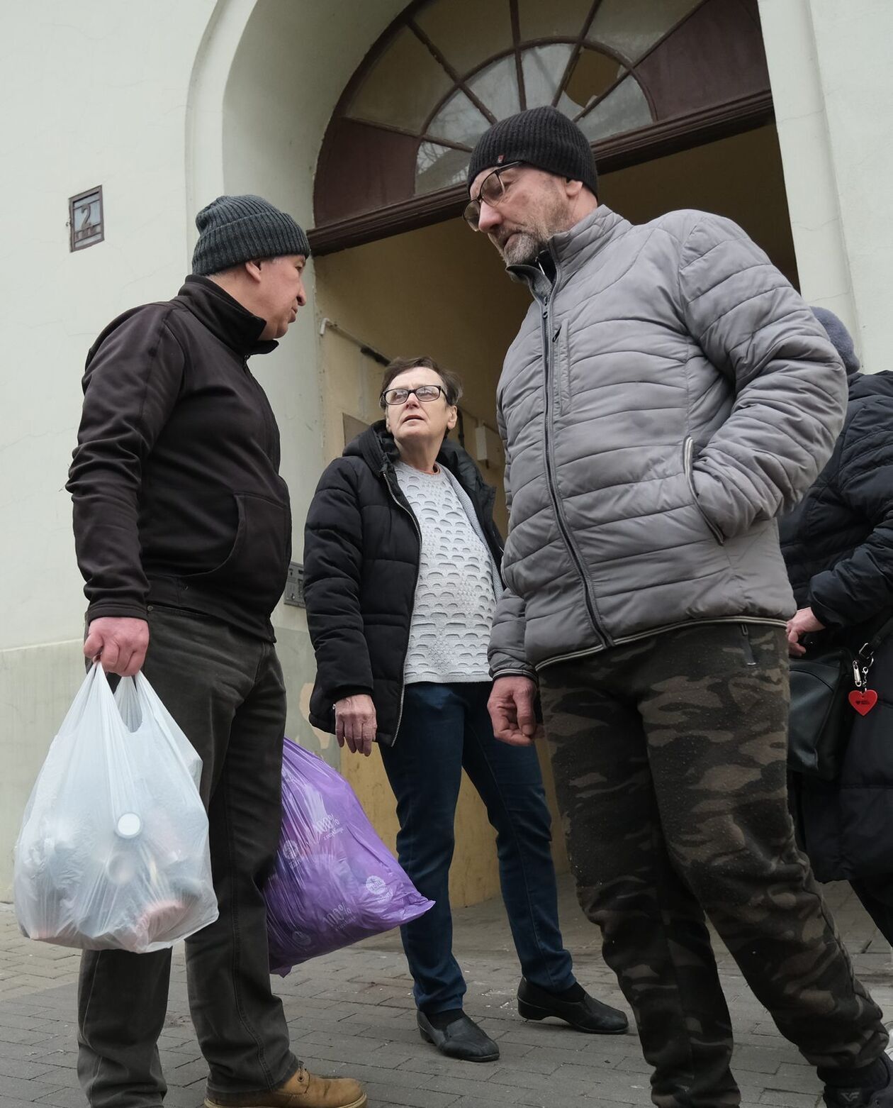  Dramat lokatorów opuszczających mieszkania w kamienicy przy ul. Farbiarskiej 2 (zdjęcie 20) - Autor: DW