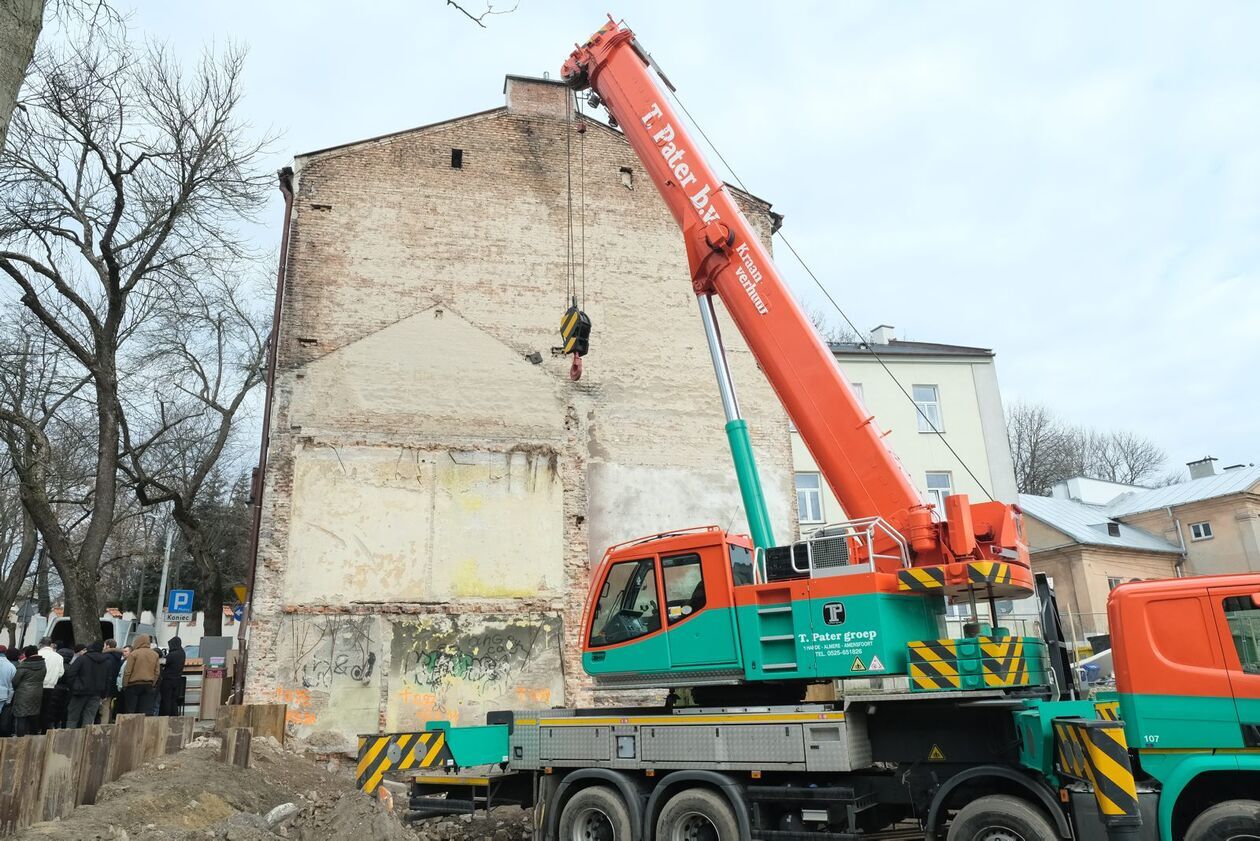  Dramat lokatorów opuszczających mieszkania w kamienicy przy ul. Farbiarskiej 2 (zdjęcie 6) - Autor: DW