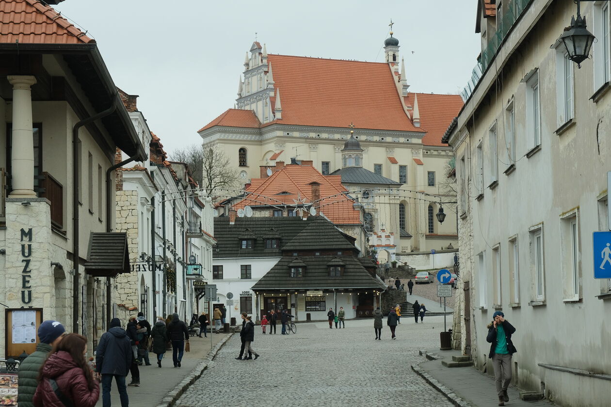  <p>Kazimierz Dolny to idealne miejsce dla zakochanych - spacer maleńkimi urokliwymi uliczkami lub po bulwarach wiślanych. Obowiązkowo z drożdżowym kogutem!</p>