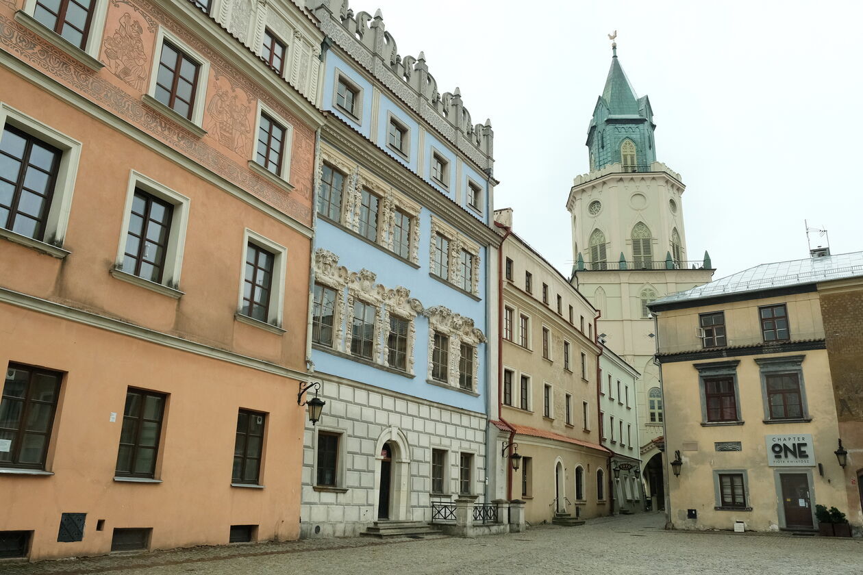  <p>To chyba najbardziej romantyczne miejsce w Lublinie. Spacerując urokliwymi uliczkami warto zatrzymać się przy niebieskiej kamienicy za Trybunałem Koronnym - Kamienicy Konopnic&oacute;w. Mieszkała w niej dziewczyna, kt&oacute;ra nie słuchała się ojca i wyszła za mąż z miłości, a nie dla pieniędzy.</p>