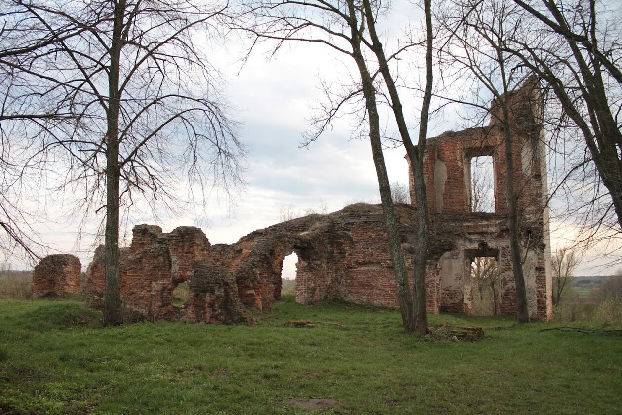  <p>Z tym miejscem wiąże się romantyczna, choć tragiczna historia. Pan zamku&nbsp;Jan Nepomucen Granowski, kasztelan lubelski zakochał się w pieknej Greczynce. Dziewczyna nie odwzajemniała jego uczuć, bo kochała innego.&nbsp;Gdy mu się opierała, z zemsty skazał na karę chłosty jej umiłowanego. Gdy i to nie złamało oporu dziewczyny rozkazał, w przypływie wściekłości, swoim pachołkom zamurować kochank&oacute;w żywcem w jednej z podziemnych ponurych cel, dając im tylko wiadro wody i bochenek chleba.</p>
<p>&nbsp;</p>