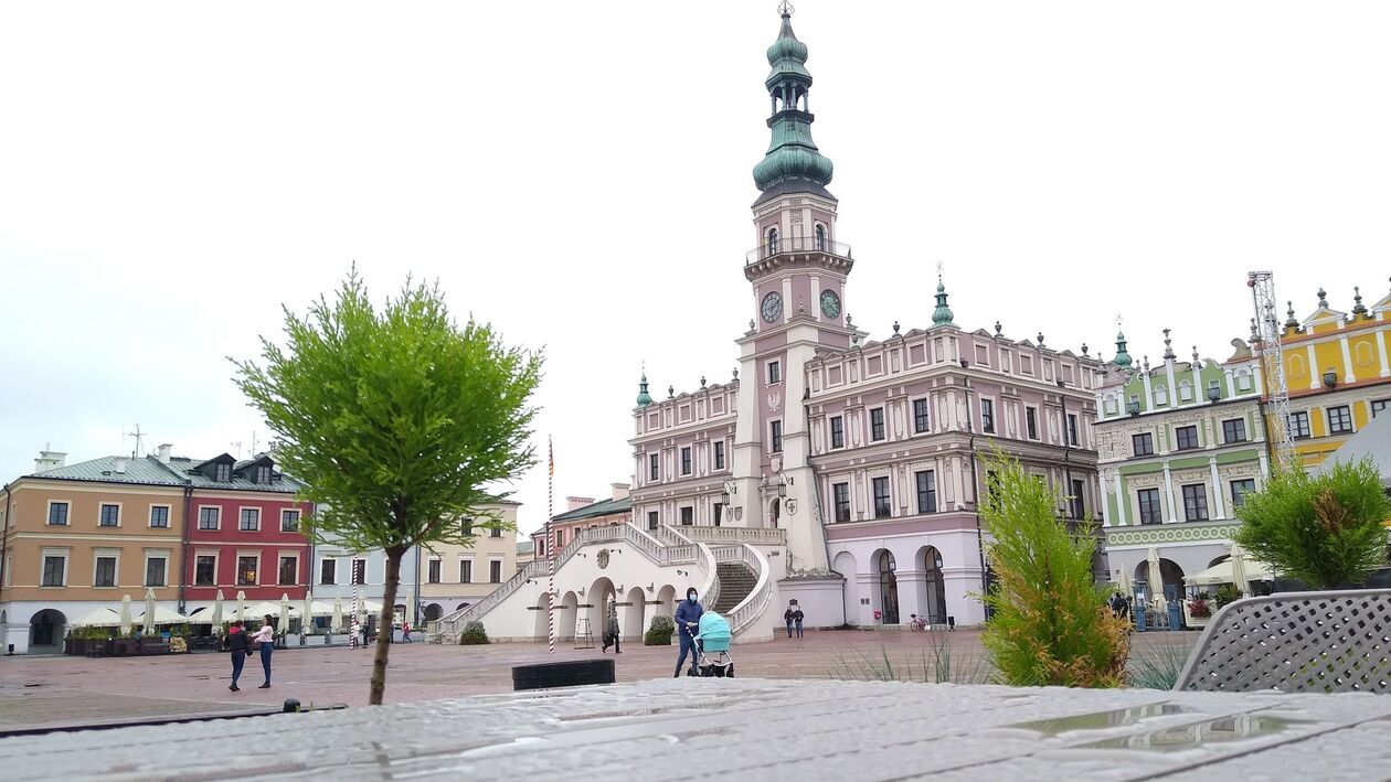  <p>Zamość nazywany perłą renesansu r&oacute;wnież zachęca do romantycznych spacer&oacute;w, gdzie zakochani w pobliskich uliczkach mogą sobie skraść niejednego całusa.</p>