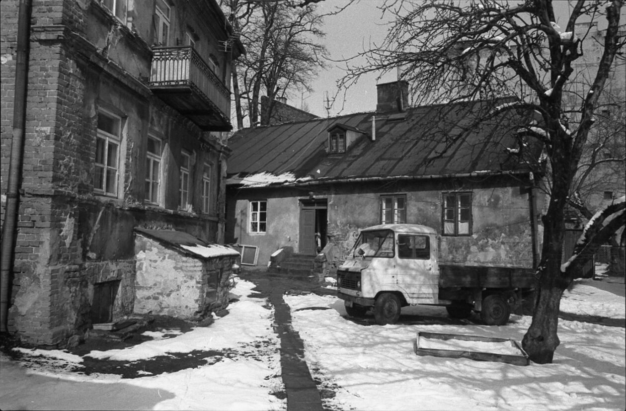  <p>Samoch&oacute;d marki Żuk pod domem przy ulicy Dolnej Panny Marii w Lublinie.</p>