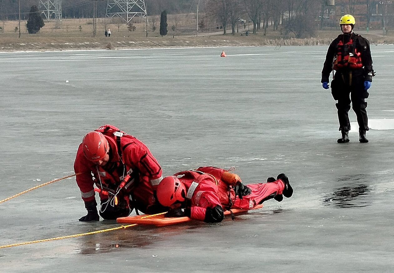  Ćwiczenia strażaków na zamarzniętym Zalewie Zemborzyckim (zdjęcie 13) - Autor: IC