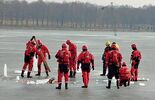 Ćwiczenia strażaków na zamarzniętym Zalewie Zemborzyckim (zdjęcie 2)