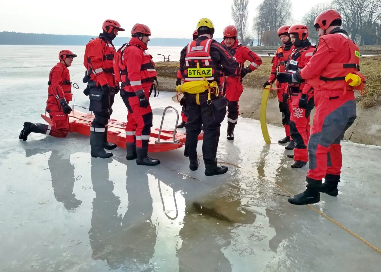  Ćwiczenia strażaków na zamarzniętym Zalewie Zemborzyckim (zdjęcie 3) - Autor: IC