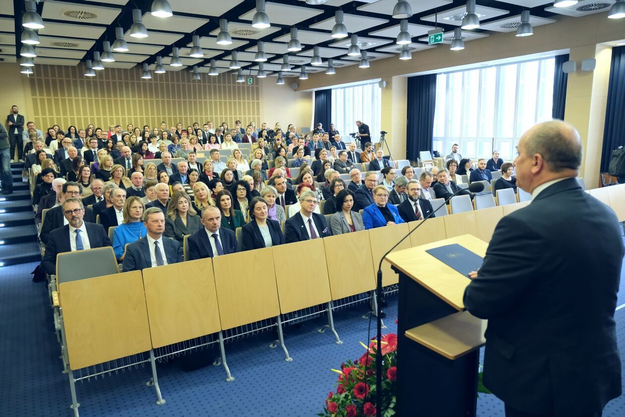  Wydział Ekonomiczny UMCS świętuje jubileusz 60-lecia istnienia (zdjęcie 6) - Autor: DW