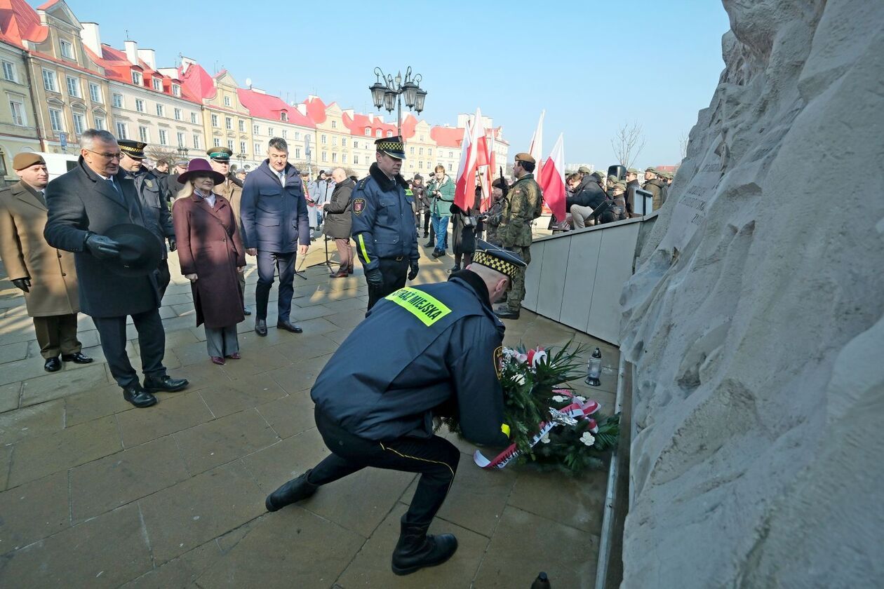  Narodowy Dzień Pamięci Żołnierzy Wyklętych w Lublinie: składamy kwiaty przy pomnikach (zdjęcie 38) - Autor: DW