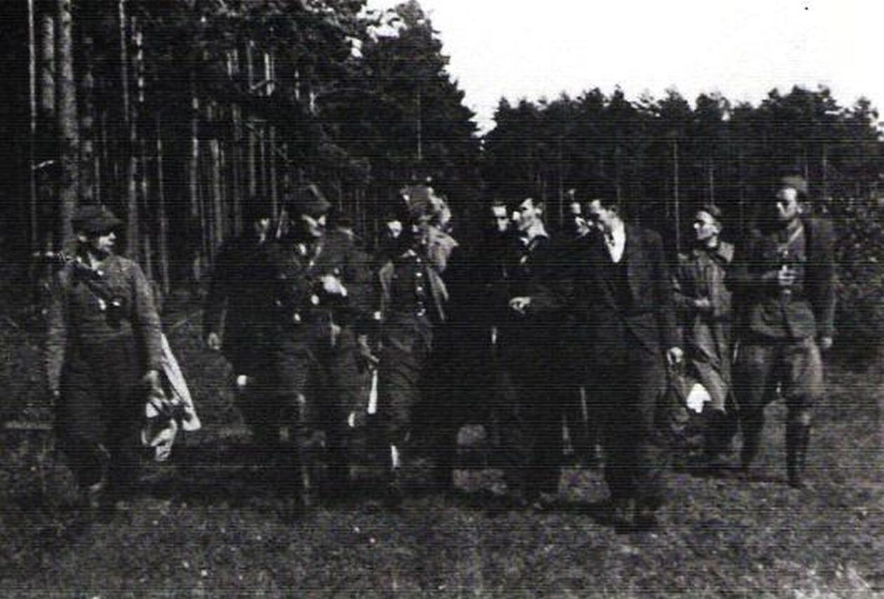  <p>W marszu na koncentrację przed akcją na więzienie w Kielcach, 1945 r.</p>