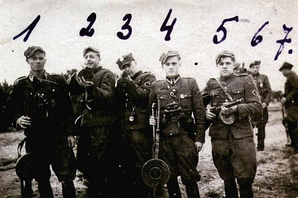  <p>Grupa żołnierzy z oddziału PAS NZW por. Tadeusza Narkiewicza Ciemnego, 1947 r.</p>