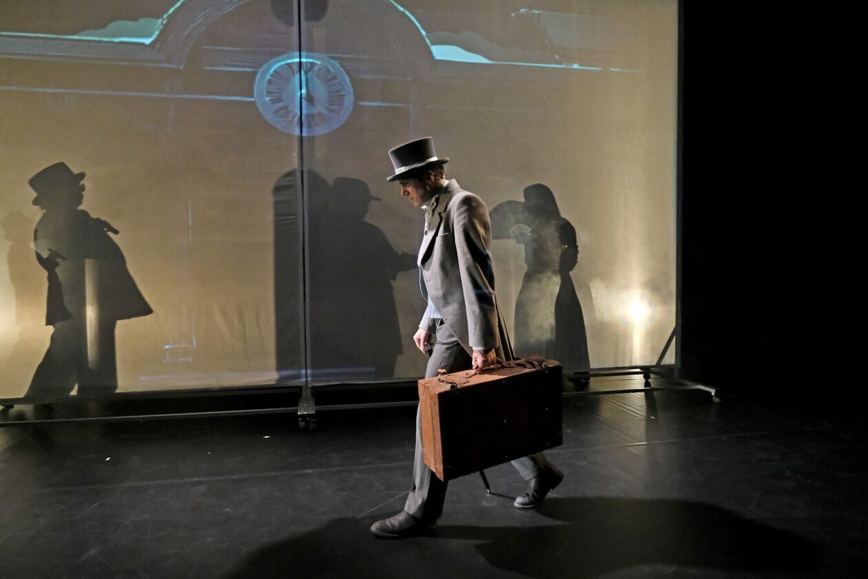  W Teatrze Andersena premiera spektaklu pt Ostatnia podróż Andersena  (zdjęcie 6) - Autor: DW