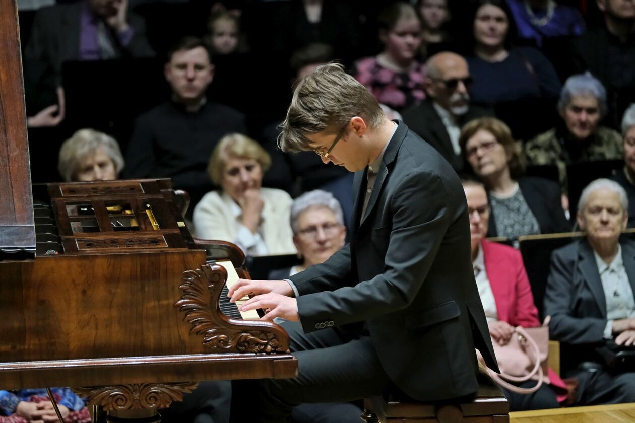  215. rocznicy urodzin F. Chopina w filharmonii. Utwory kompozytora wykonał Tomasz Ritter (zdjęcie 4) - Autor: DW