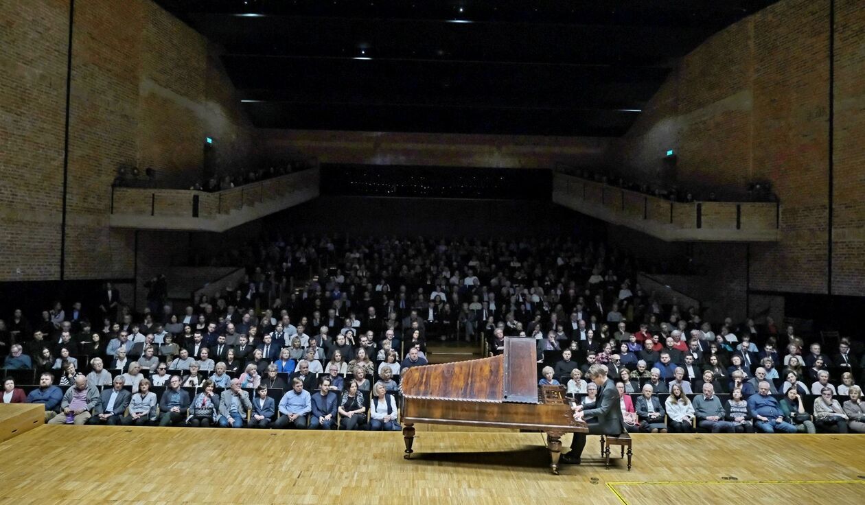  215. rocznicy urodzin F. Chopina w filharmonii. Utwory kompozytora wykonał Tomasz Ritter (zdjęcie 2) - Autor: DW