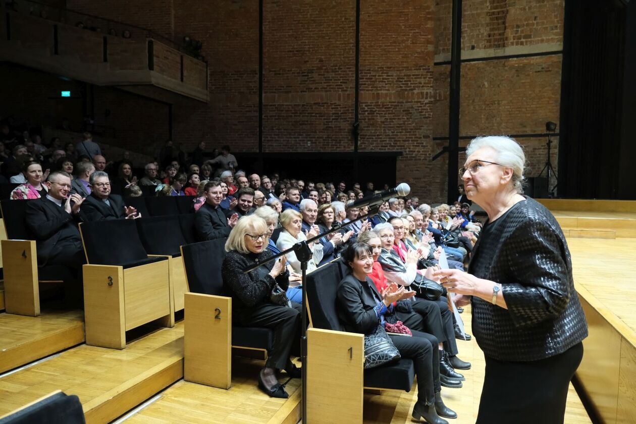  215. rocznicy urodzin F. Chopina w filharmonii. Utwory kompozytora wykonał Tomasz Ritter (zdjęcie 10) - Autor: DW