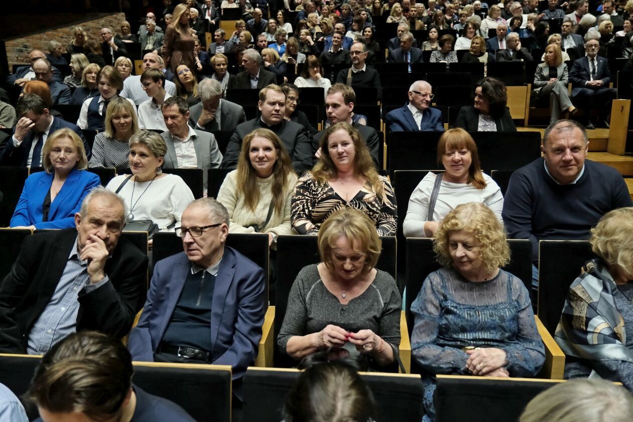  215. rocznicy urodzin F. Chopina w filharmonii. Utwory kompozytora wykonał Tomasz Ritter (zdjęcie 12) - Autor: DW