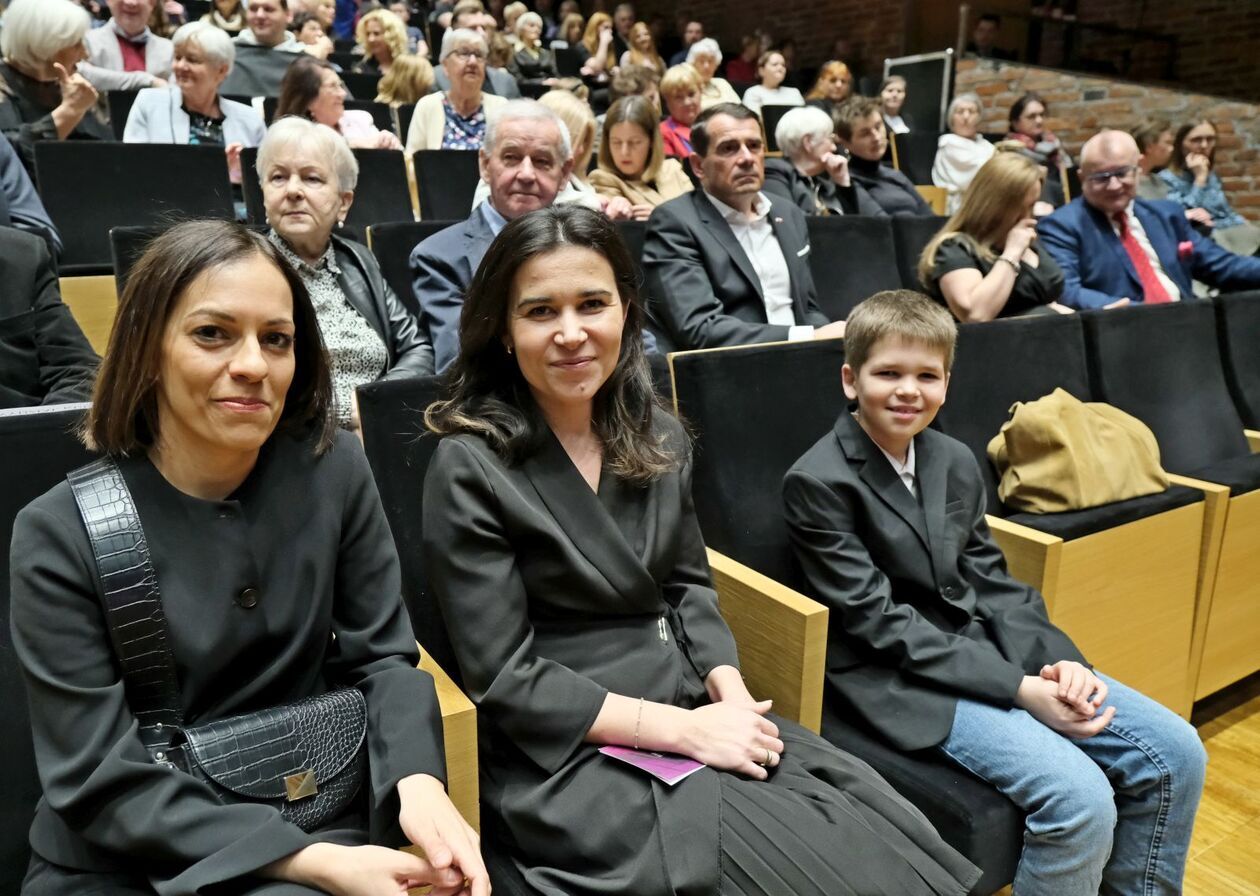  215. rocznicy urodzin F. Chopina w filharmonii. Utwory kompozytora wykonał Tomasz Ritter (zdjęcie 15) - Autor: DW