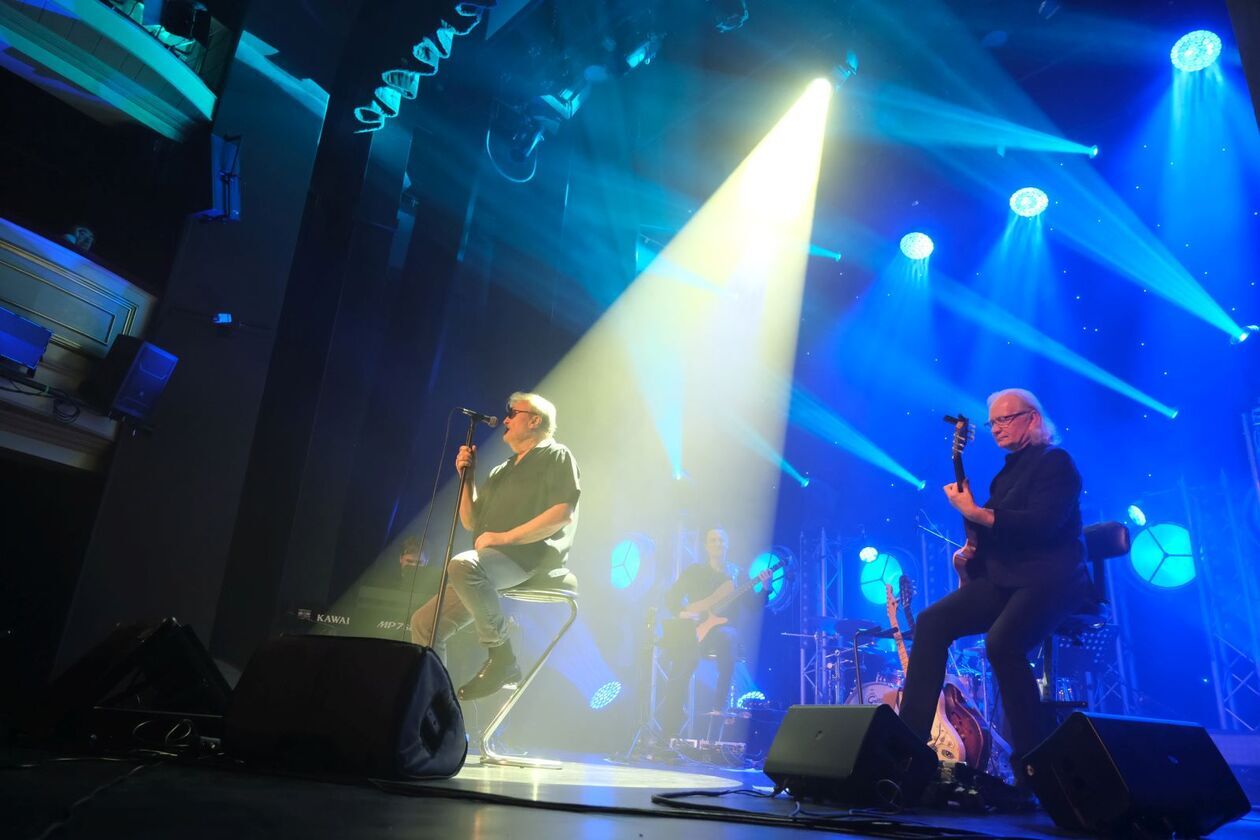  55 lat na scenie. Koncert Krzysztofa Cugowskiego z Zespołem Mistrzów w Teatrze Starym (zdjęcie 42) - Autor: DW