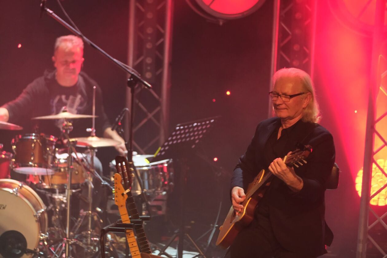  55 lat na scenie. Koncert Krzysztofa Cugowskiego z Zespołem Mistrzów w Teatrze Starym (zdjęcie 32) - Autor: DW
