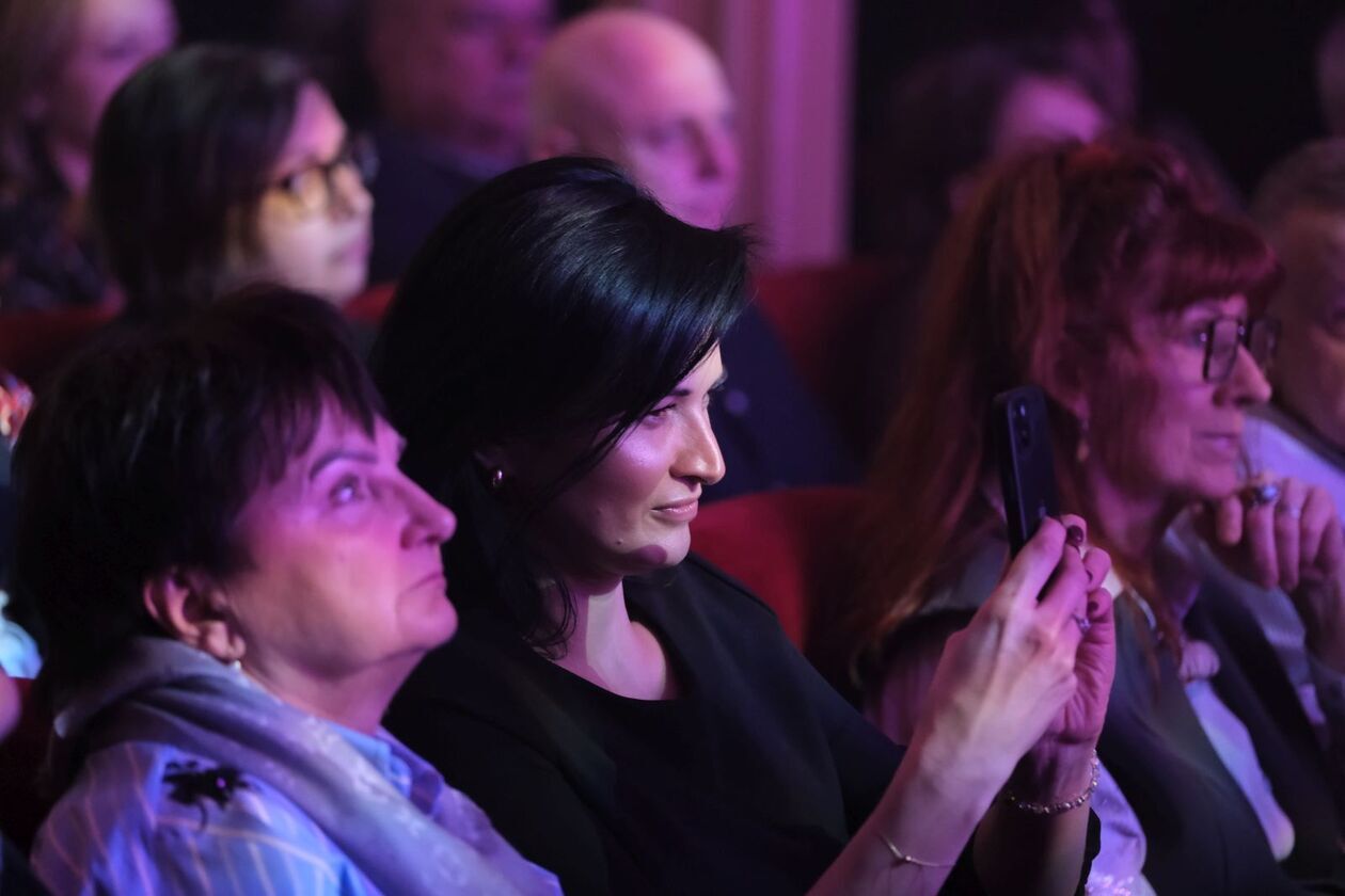  55 lat na scenie. Koncert Krzysztofa Cugowskiego z Zespołem Mistrzów w Teatrze Starym (zdjęcie 13) - Autor: DW
