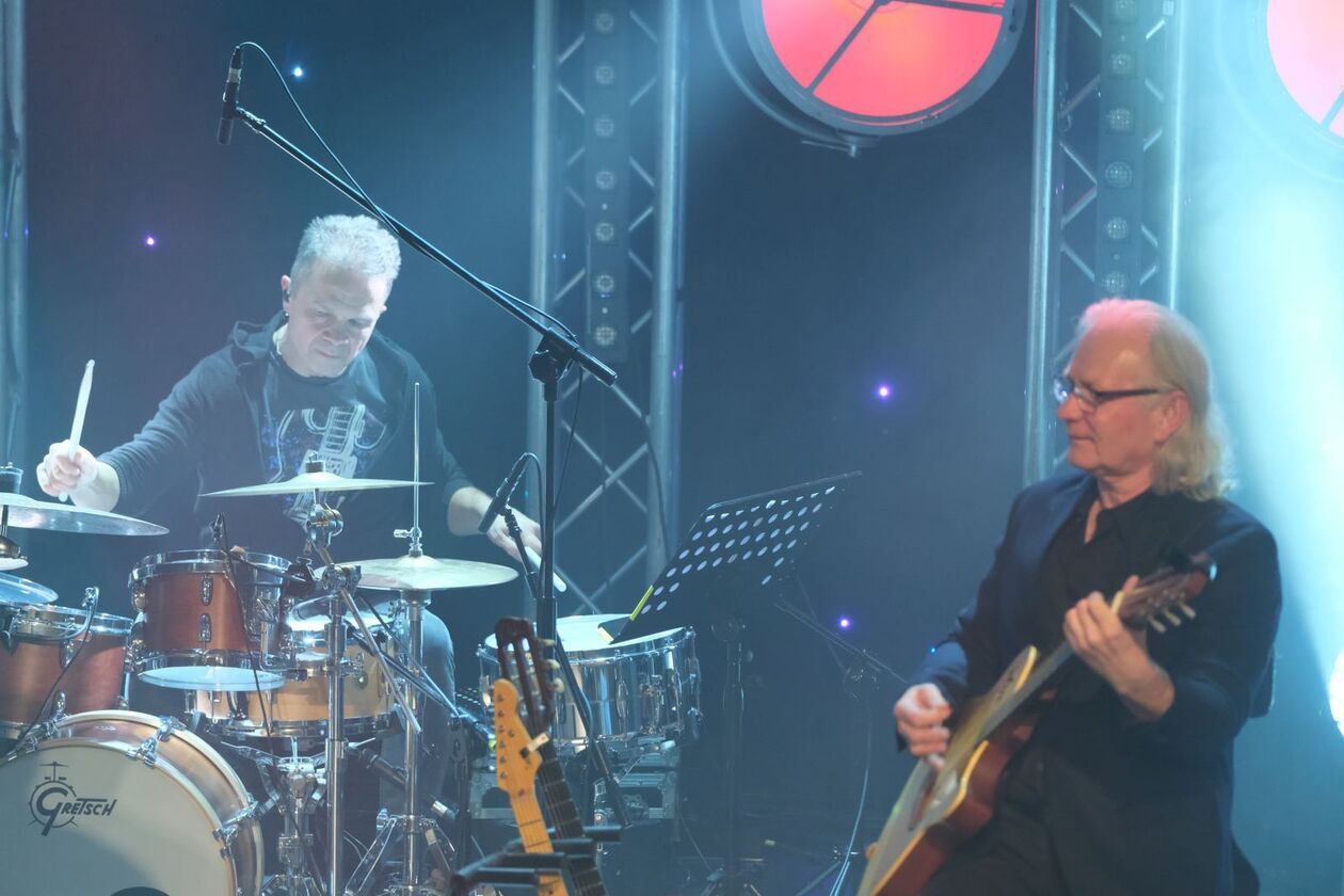  55 lat na scenie. Koncert Krzysztofa Cugowskiego z Zespołem Mistrzów w Teatrze Starym (zdjęcie 31) - Autor: DW