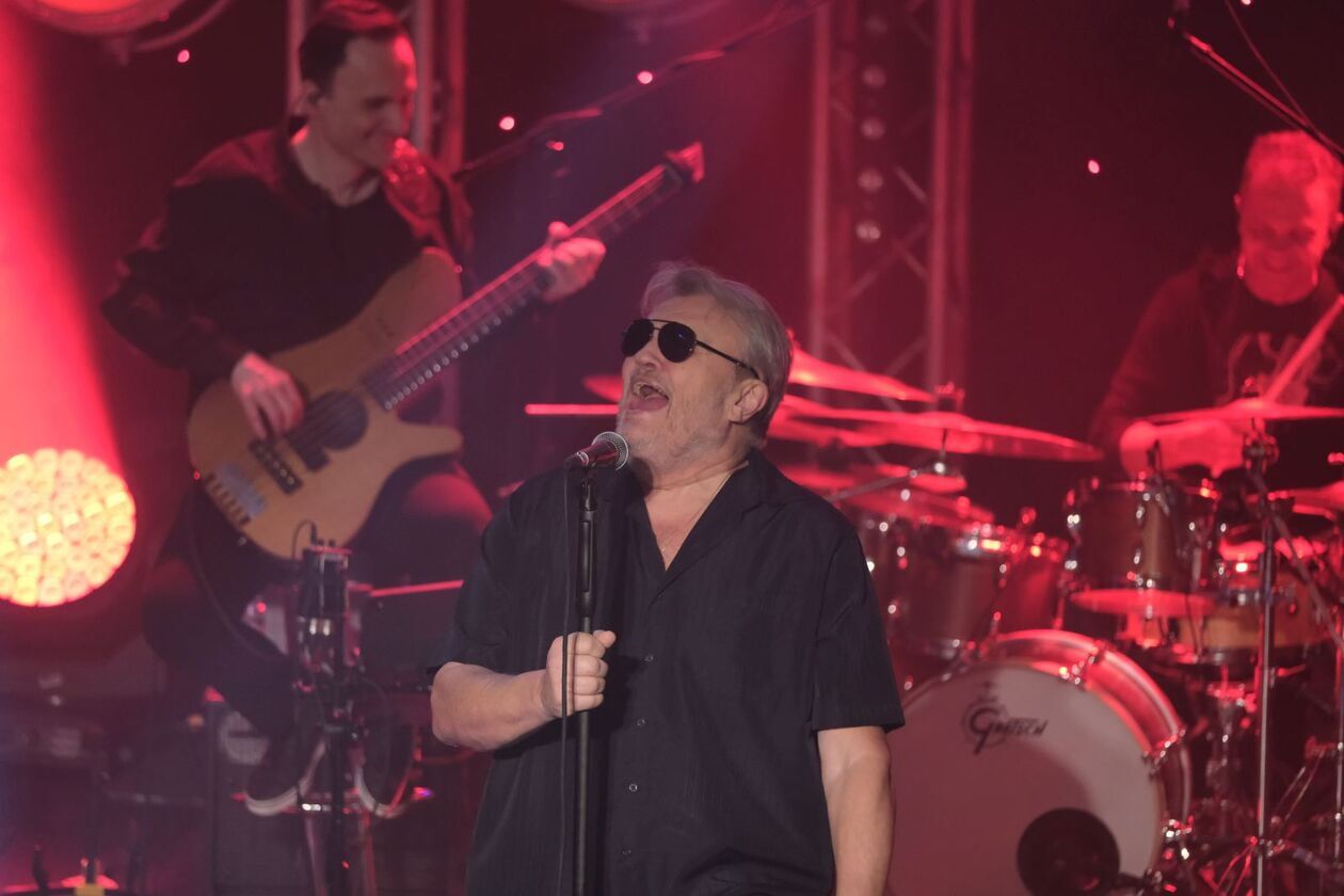  55 lat na scenie. Koncert Krzysztofa Cugowskiego z Zespołem Mistrzów w Teatrze Starym (zdjęcie 33) - Autor: DW