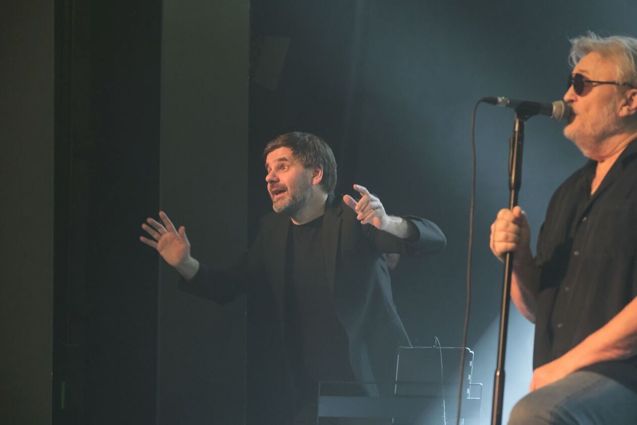  55 lat na scenie. Koncert Krzysztofa Cugowskiego z Zespołem Mistrzów w Teatrze Starym (zdjęcie 25) - Autor: DW