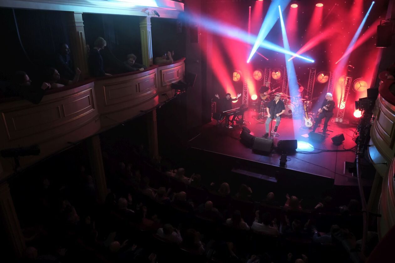  55 lat na scenie. Koncert Krzysztofa Cugowskiego z Zespołem Mistrzów w Teatrze Starym (zdjęcie 34) - Autor: DW