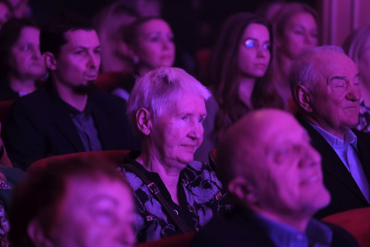  55 lat na scenie. Koncert Krzysztofa Cugowskiego z Zespołem Mistrzów w Teatrze Starym (zdjęcie 15) - Autor: DW