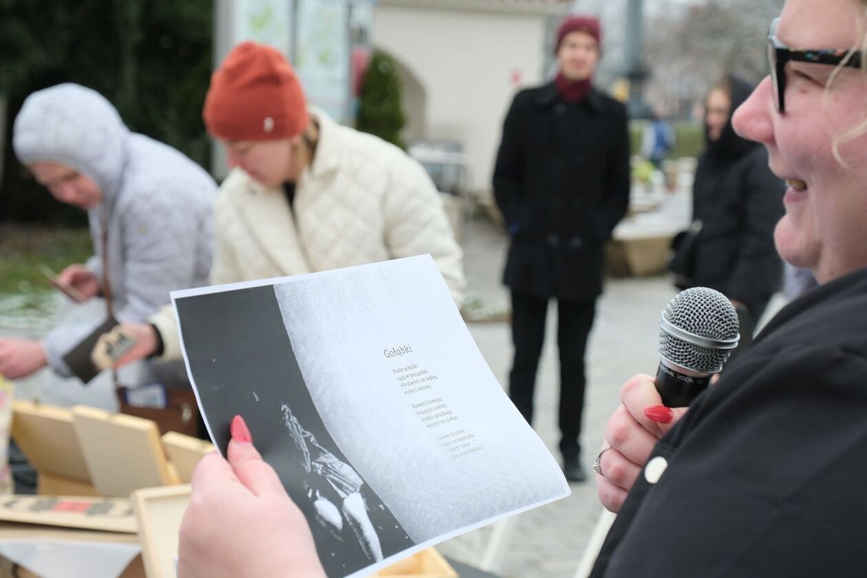  122 rocznica urodzin Józefa Czechowicza: akcja pieczątkowa na deptaku i wystawa w ratuszu (zdjęcie 17) - Autor: DW