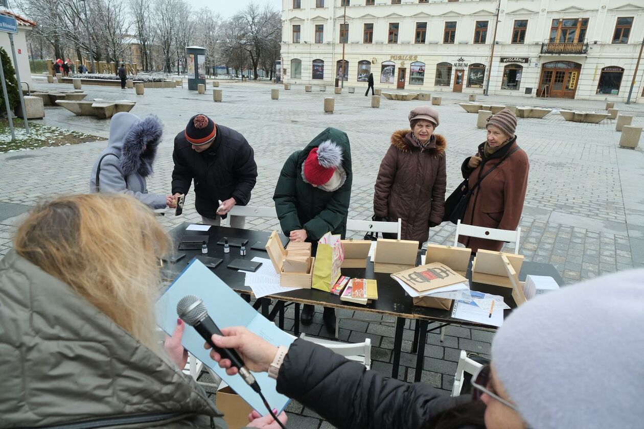  122 rocznica urodzin Józefa Czechowicza: akcja pieczątkowa na deptaku i wystawa w ratuszu (zdjęcie 5) - Autor: DW