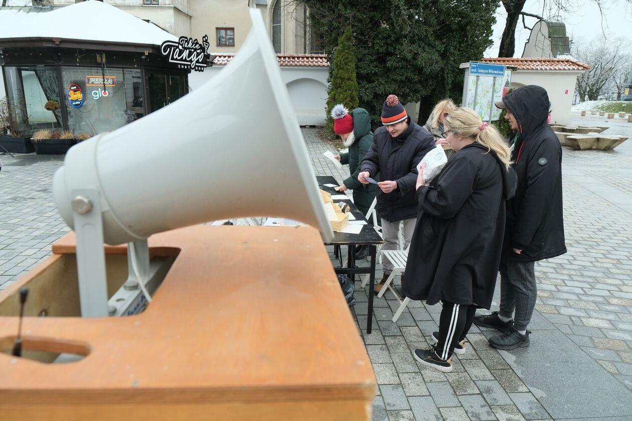  122 rocznica urodzin Józefa Czechowicza: akcja pieczątkowa na deptaku i wystawa w ratuszu (zdjęcie 12) - Autor: DW