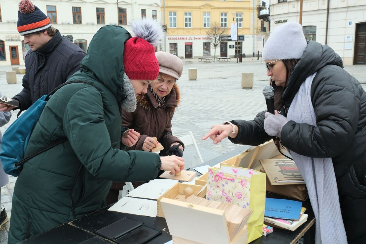  122 rocznica urodzin Józefa Czechowicza: akcja pieczątkowa na deptaku i wystawa w ratuszu (zdjęcie 7) - Autor: DW