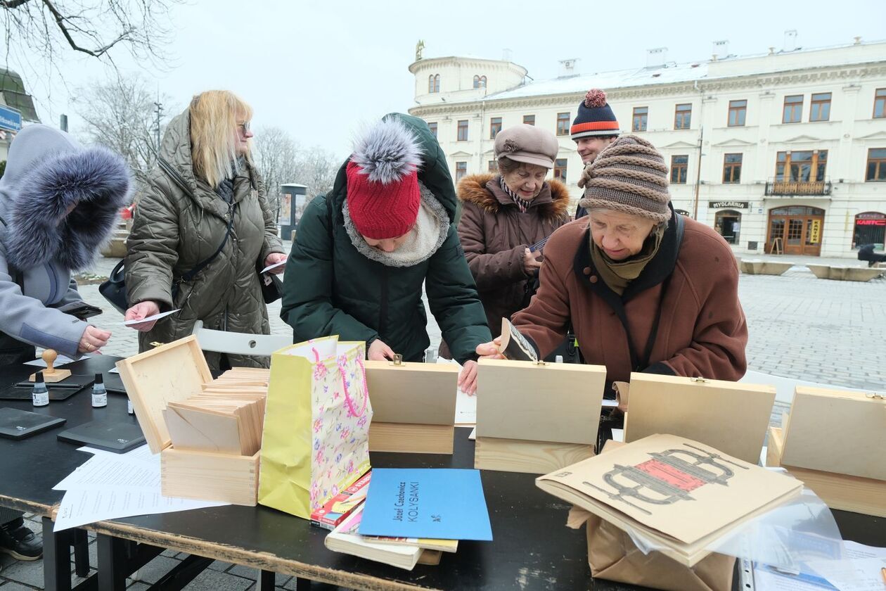  122 rocznica urodzin Józefa Czechowicza: akcja pieczątkowa na deptaku i wystawa w ratuszu (zdjęcie 1) - Autor: DW