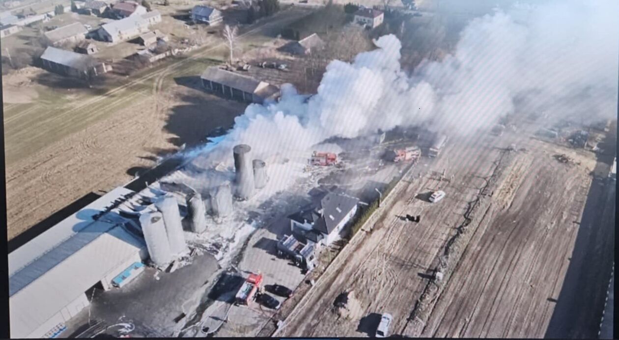  Pożar w Maniach (zdjęcie 2) - Autor: KM PSP Biała Podlaska