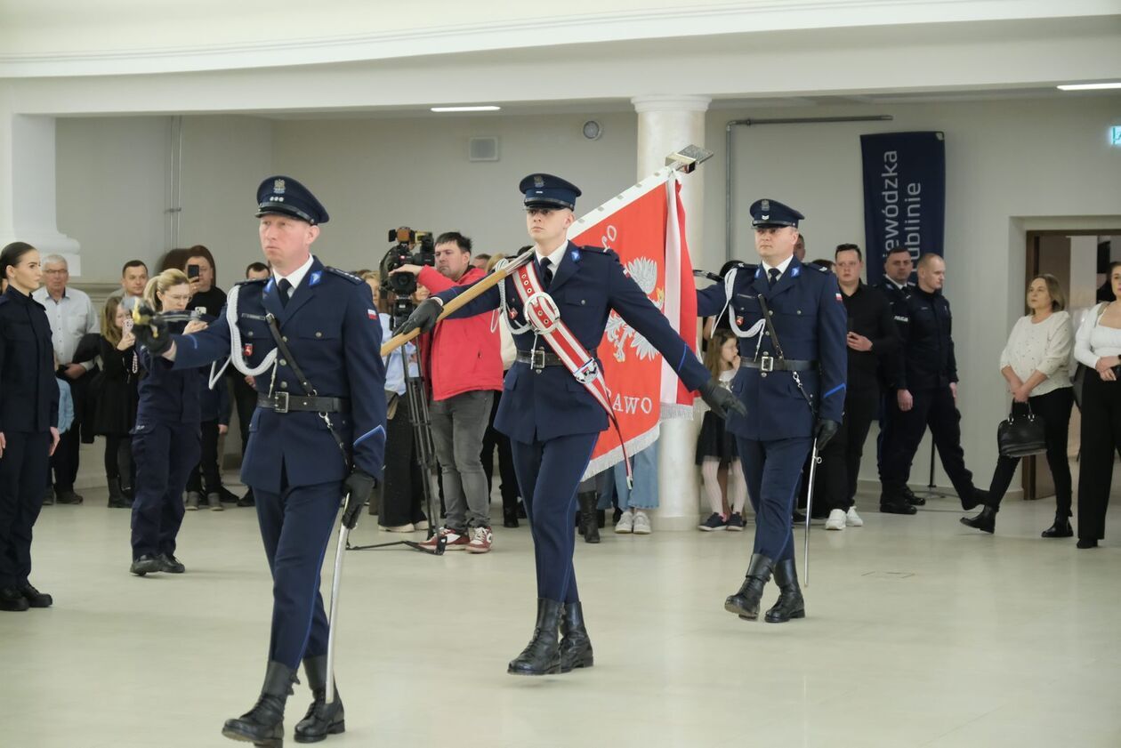  Ślubowanie nowych funkcjonariuszy policji (zdjęcie 11) - Autor: DW